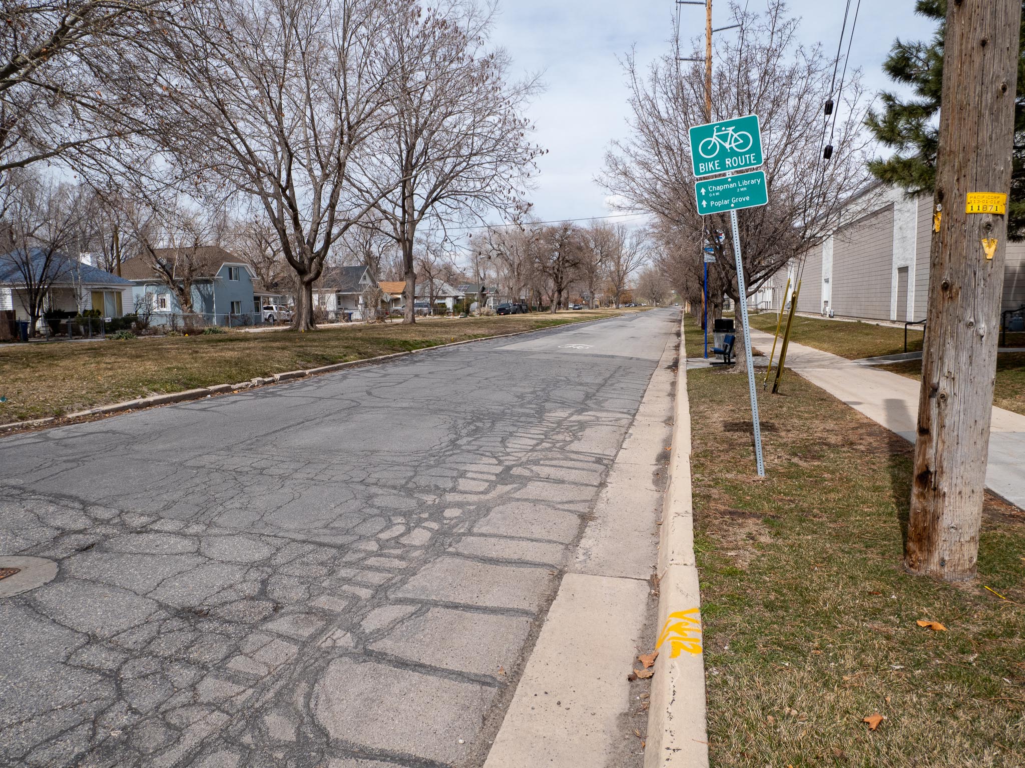 A picture of 800 West looking north from roughly 800 South. There is a bikeways sign that helps people on bicycles navigate the Neighborhood Byways route. 