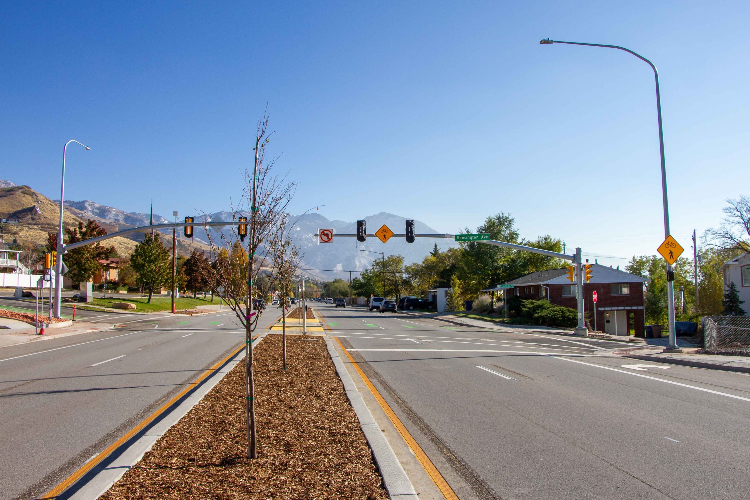 A picture of a signalized crosswalk at the intersection of Foothill Drive and Kensington Avenue.