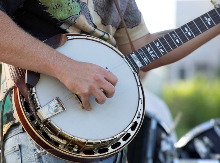 hand on a banjo