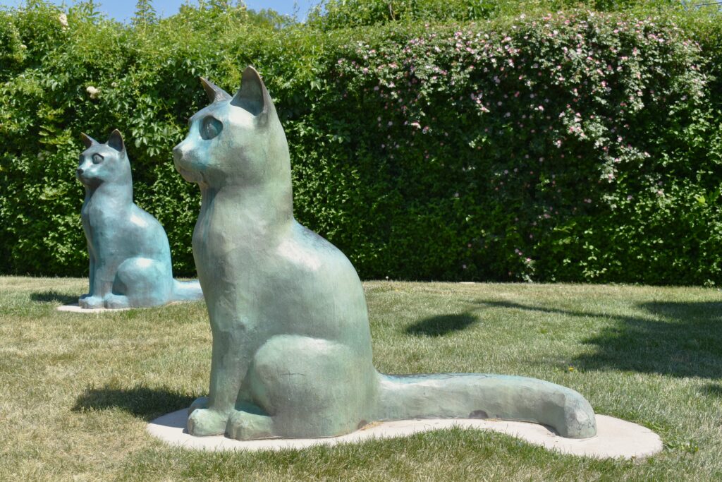 Cat sculptures at Steeblik Park